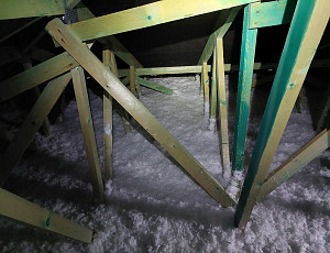 Zateplení stropu novostavby rodinného domu pomocí foukané izolace